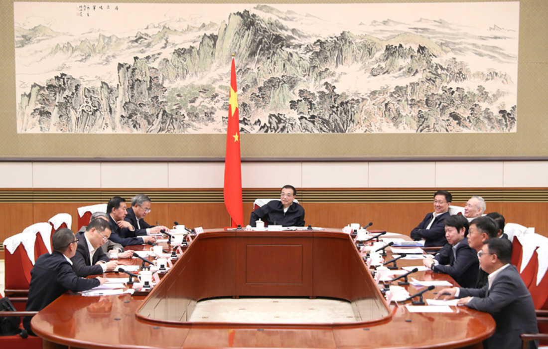 2019年11月12日，yl6809永利皇宫股份董事长温志芬等企业家代表出席经济形势专家和企业家座谈会并发言。